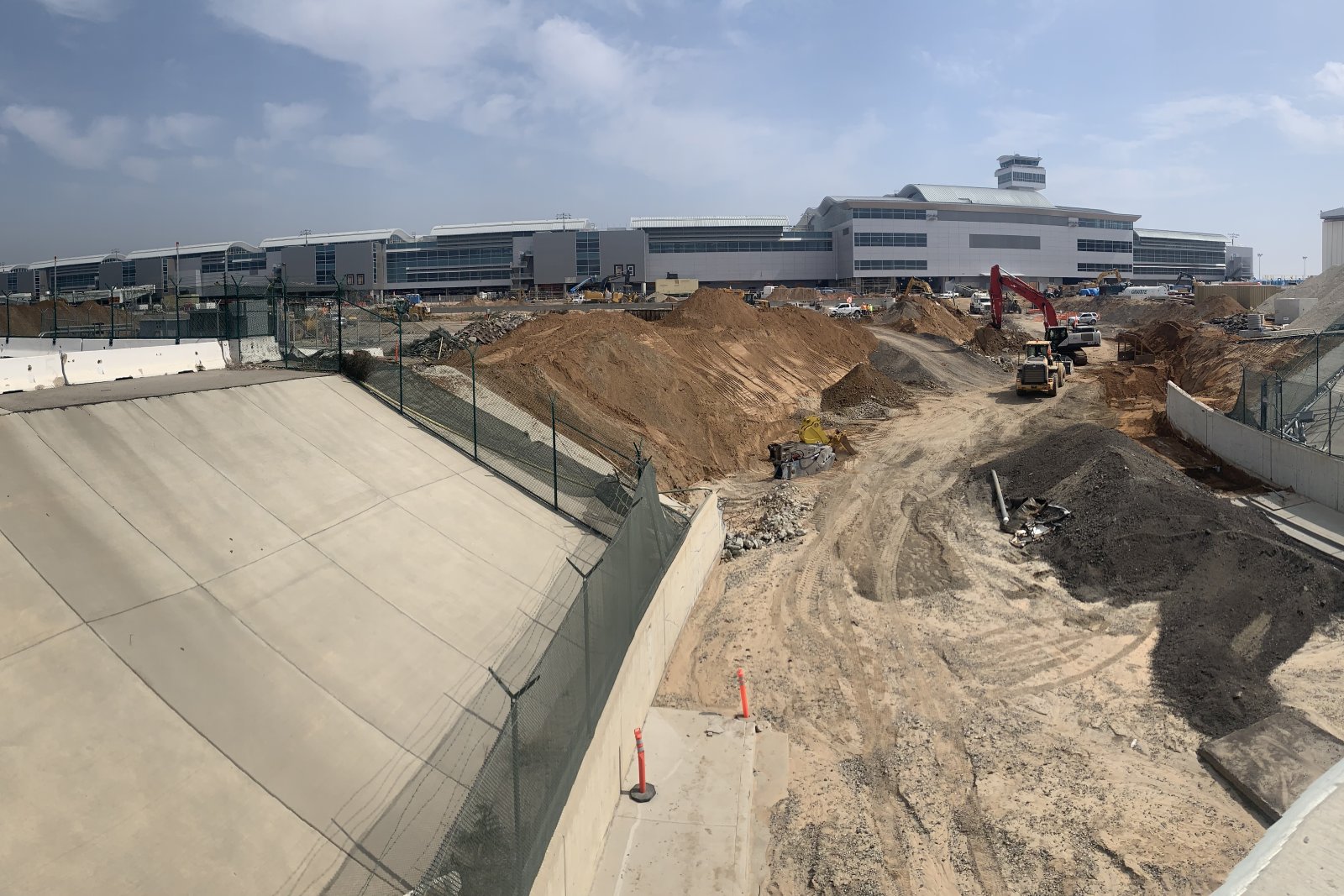 Midfield Satellite Concourse Tunnel Construction.jpg